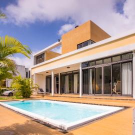 Villa Simone: Sunlit Beach Getaway w/ Pool + WIFI, hotel a Belle Mare