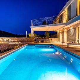Villa Mezano -heated pool & e-bikes、Žmanのホテル