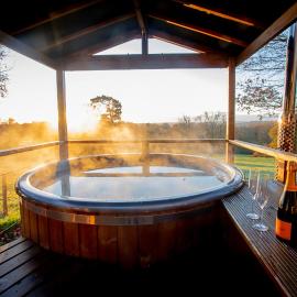 Finest Retreats - Knole Luxury Dome, hotel in Hoath