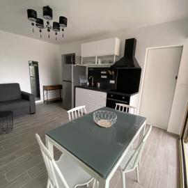 Superbe appartement rénové à neuf à 100m de la mer, hotel in Juan-les-Pins