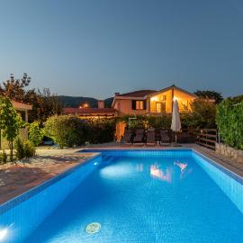 Danica, Hotel in Bristivica