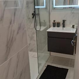 Charmante maison de ville avec parking privé, hótel í Nîmes