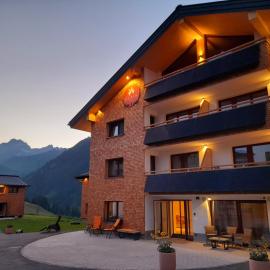 Alpin - Studios & Suites, hotelli Warthissa