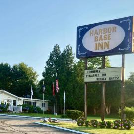 Harbor Base Inn, hotel di Newport
