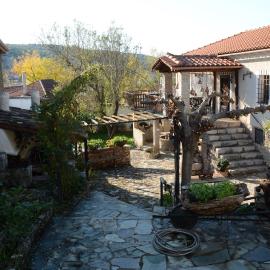 Giorgos' & Noula's Cottage in Desfina village- near Delphi, отель в городе Dhesfína