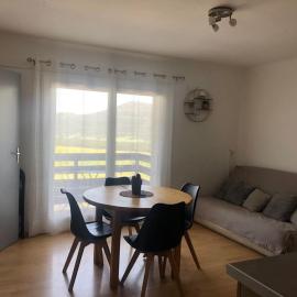 Appartement avec vue sur le lac de matemale, viešbutis mieste Lez Anglis