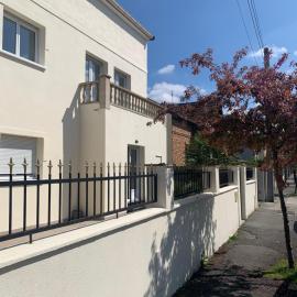 Villa Tenjin Chambre 3, hotel in Bondy
