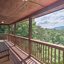 Rustic Young Harris Cabin w/ Fire Pit & Views, Hotel in Young Harris