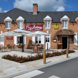 Logis Hôtel Auberge du Cheval Blanc, hotel a Yvoy-le-Marron
