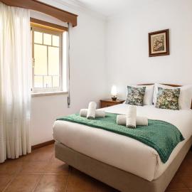 Alecrim Beach House, готель у місті Назаре