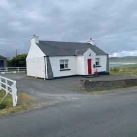 Ballyliffin Quaint Irish Cottage overlooking Malin Coast, hotel in Clonmany