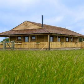 Luxury Log Cabin with a Hot Tub, hotel in Stone