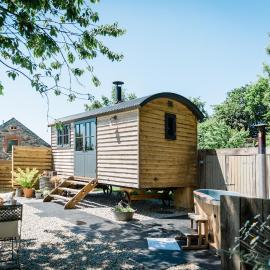 Boutique Cornish Shepherd's Hut with Hot Tub, hotel u gradu Lonseston