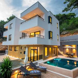 Brela में, होटल SunnySide luxury suites with free parking and swimming pool