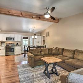 Cozy Forest Retreat! Pet-Friendly Pinetop Cabin, hotel u gradu Indian Pine