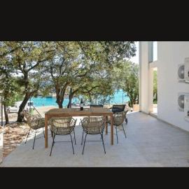 House on the beach, hotel in Lun