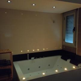 Atico con hidromasaje, terraza y piscina en EbreHogar، فندق في أمبوستا