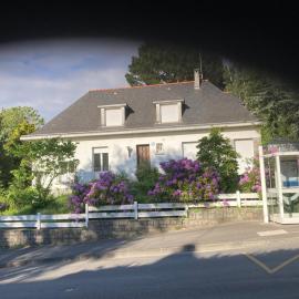 Le premier etage indépendant dans une maison avec grand parc, hôtel à Lorient