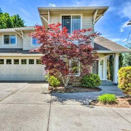Charming Medford Getaway ~ 4 Miles to Downtown!, Hotel in Medford