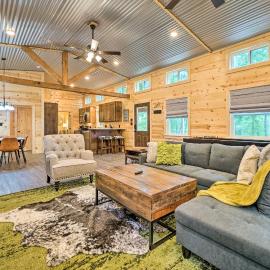Hot Tub Relaxation! Dreamy Cabin Near Beavers Bend, hotel in Broken Bow