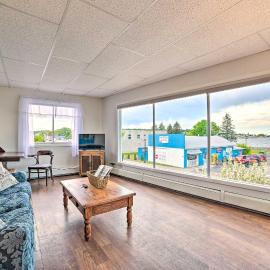 Walkable St Ignace Condo w/ Lake Huron Views, hotel a Saint Ignace