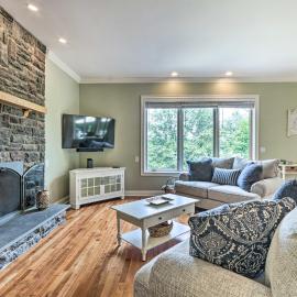Walk to Lake: Middlefield Home w/ Fire Pit, hotel in Middlefield
