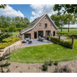 Family House near Vrouwenpolder Beach