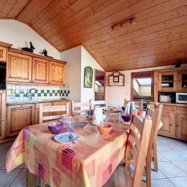 Appartement spacieux proche des pistes avec balcon pour 8 personnes - FR-1-344-749, hotel in Levassaix
