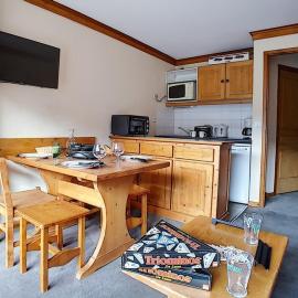 Appartement 2 pièces, départ ski, balcon, 4 pers - FR-1-344-988, hotel in Les Bruyères