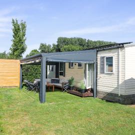 Chalet met overkapping op camping aan het Veerse Meer, hotel i Kortgene