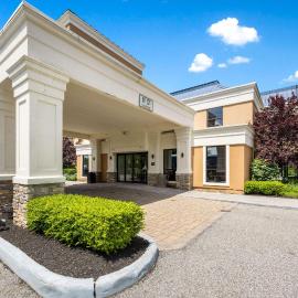 The Crossroads Hotel - Newburgh, Hotel in Newburgh