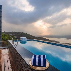 SaffronStays Kaia Waters by Kosha Villas, Pawna - Greek style villa with panoramic view of Pawna lake, hotel i Kolvan