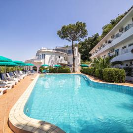 Bristol Hotel, מלון בLacco Ameno