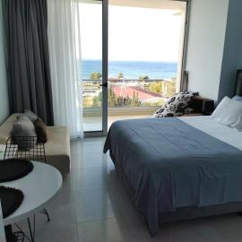SEASKY Studio with Sea View, Beach, Pools and Sauna