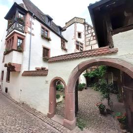 ADRIHOF à Riquewihr, Cour de l'Abbaye d'Autrey, hotel in Riquewihr