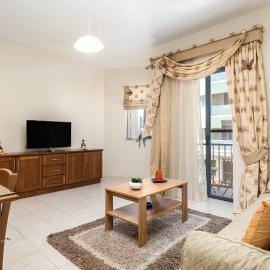 Spacious, Bright & Cosy 2 Bedroom 2 Bathroom Apartment - Msida Uni Heights, hotel em Msida