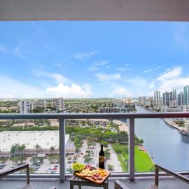 Upper studio with Balcony,Pool and Gym, Near Beach، فندق في شاطئ هالانديل