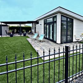 Ferienhaus LuxChalet #VAJU Lathum# am See, Strand, Pool, Nationalpark, hotelli kohteessa Lathum