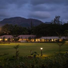 Oleander Farms, Karjat: Karjat şehrinde bir otel