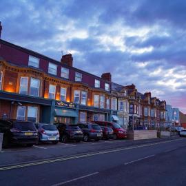 The Royal Hotel: Whitley Bay şehrinde bir otel