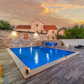 Luxury Villa David with a heated pool, jacuzzi and sauna, hotel a Nerežišće