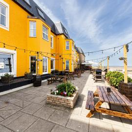 The Beaches Hotel and Spa، فندق في برستاتين