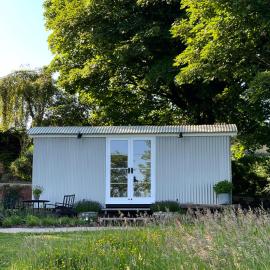 Wellsprings Farm - Self-catering shepherds hut with private garden – hotel w mieście Durham