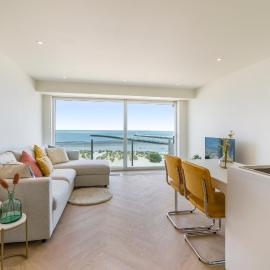 Moderne studio met fantastisch frontaal zeezicht, hotel in Nieuwpoort