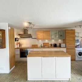 MU11 - Ski & Kite, zentral, modern, 80m2, Balkon, hotelli kohteessa Silvaplana