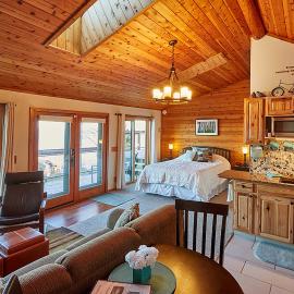 Cozy Schroeder Studio w/ Deck on Lake Superior, hotel in Schroeder