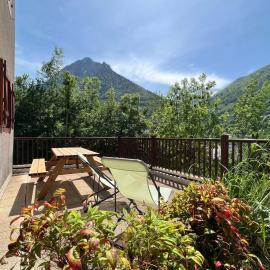 Duplex & terrasse panoramique. Parking. Piscine été, hôtel à Cauterets