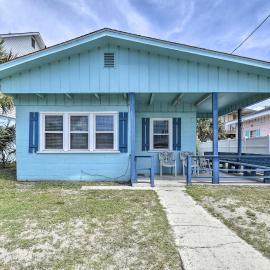 Steps to Ocean: Breezy Myrtle Beach Bungalow!, hotel in Myrtle Beach