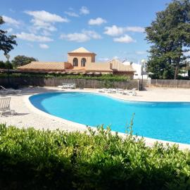 Villa V2 U, hotel in Olhos de Água