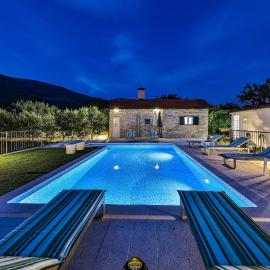 Dalmatian Sea-View Villa with Pool, Jacuzzi, Gym and Botanical Garden Near Trogir & Split、カシュテラのホテル